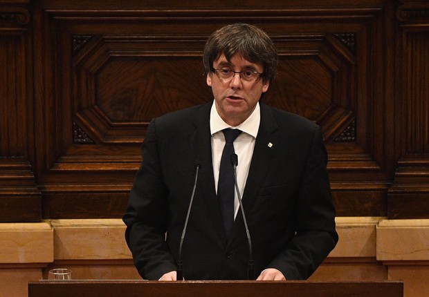 O presidente da Catalunha, Carles Puigdemont, discursa no Parlamento Catalão sobre independência da região da Espanha  (Foto: David Ramos/Getty Images)