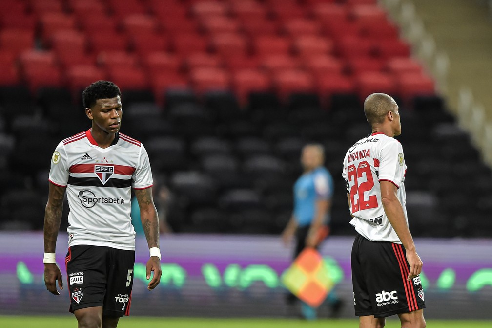Miranda e Arboleda lamentam derrota para o Flamengo — Foto: Thiago Ribeiro/AGIF