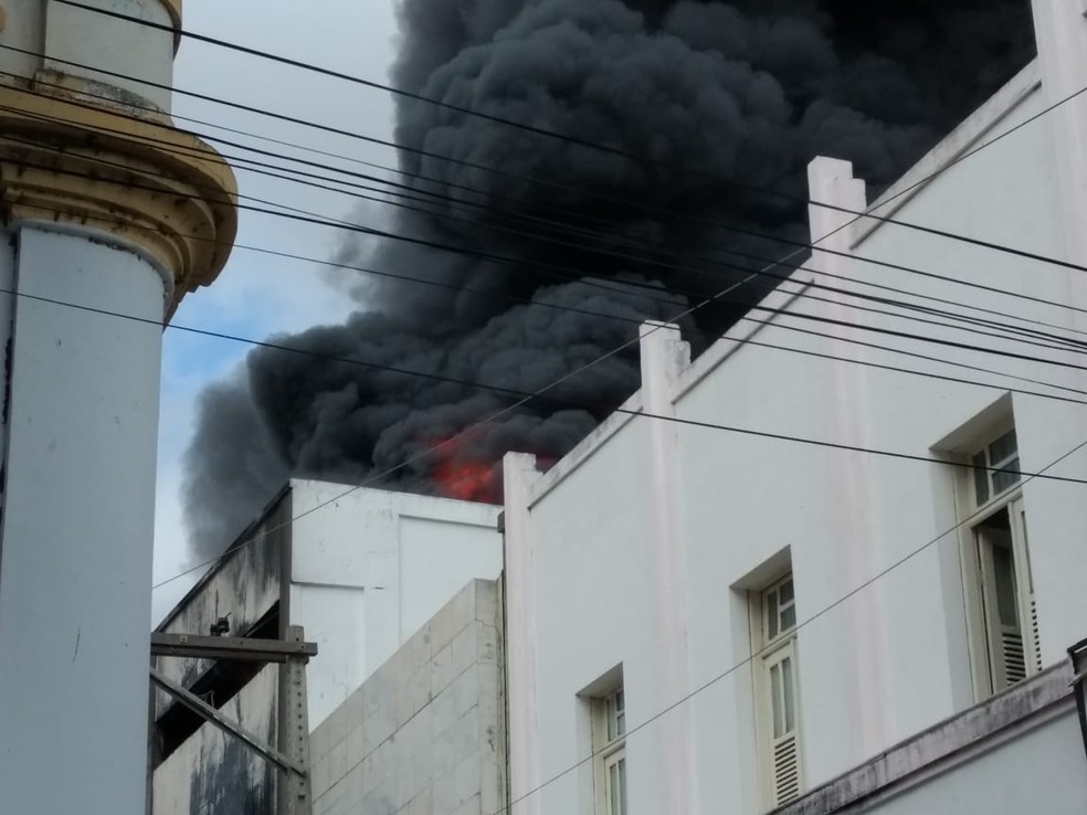 Incêndio atinge lojas no centro de Juazeiro (Foto: Edísia Santos/T São Francisco)