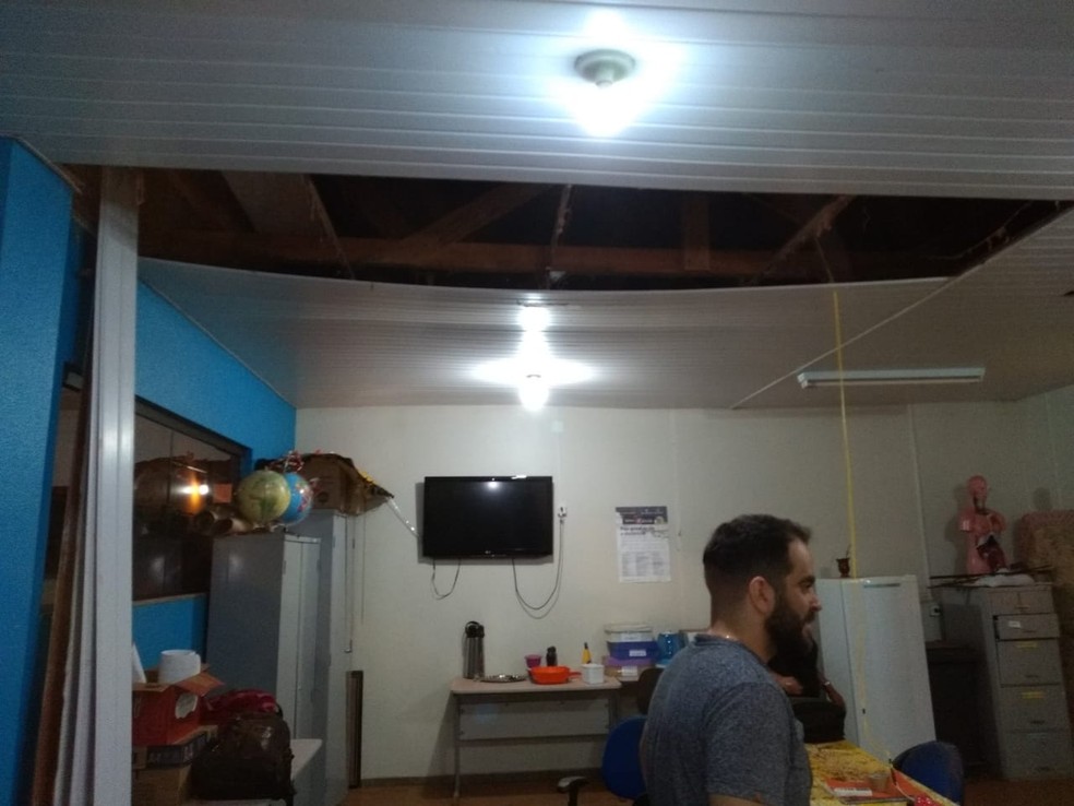 Forro de sala desaba e escola arrecada dinheiro para reformar telhado  — Foto: Arquivo Pessoal