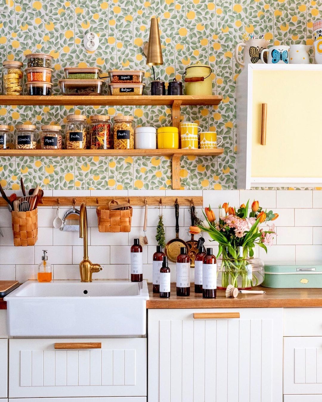 Décor do dia: cozinha com estilo vintage e papel de parede colorido (Foto: Divulgação)