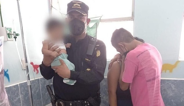 Bebê foi resgatado em uma rodovia  (Foto: Reprodução: Daily Mail )