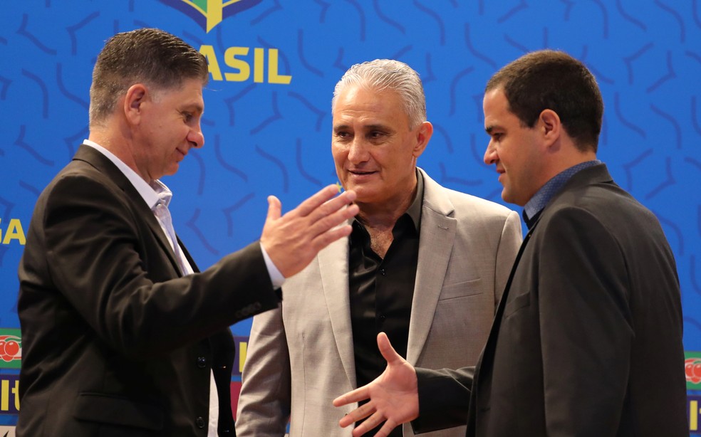 Tite observa cumprimento entre Guilherme Dalla D�a e Andr� Jardine, t�cnicos das sele��es brasileiras sub-17 e pr�-ol�mpica, na convoca��o � Foto: Sergio Moraes/Reuters