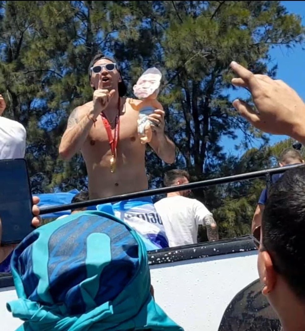 Emiliano Martinez carrega boneco com máscara de Mbappé durante festa da Argentina — Foto: Reprodução