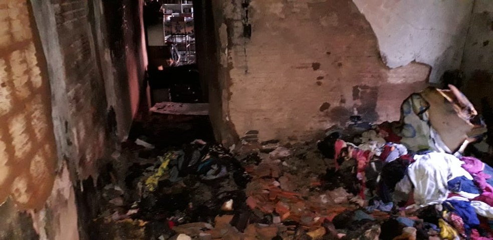 Segundo a dona do imóvel, fogo começou no quarto onde ela e os quatro filhos dormiam — Foto: Corpo de Bombeiros/Divulgação
