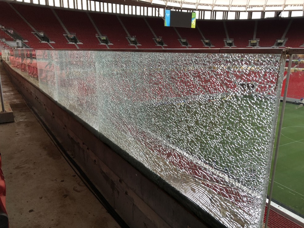 Vidros quebrados (Foto: Daniel Borges / GloboEsporte.com)