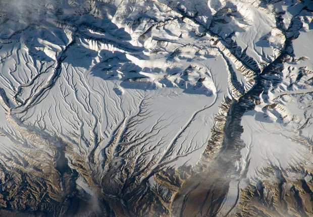 As montanhas nevadas do Himalaia são vistas próximo à fronteira entre China e Índia (Foto: NASA)