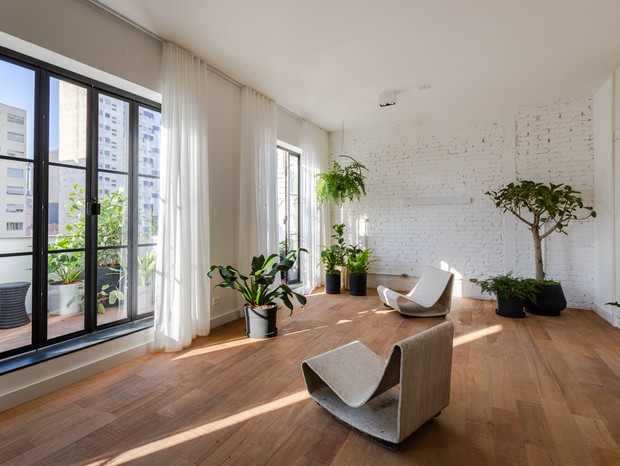Cobertura de 67 m²: minimalismo, leveza e muita luz natural  (Foto: FOTOS LUFE GOMES )