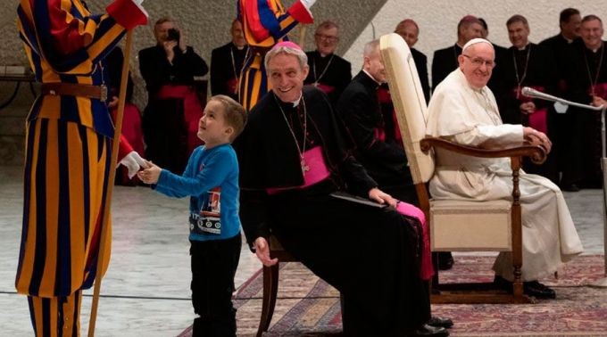 Menino autista sobe no palco para falar com o Papa (Foto: divulgação)