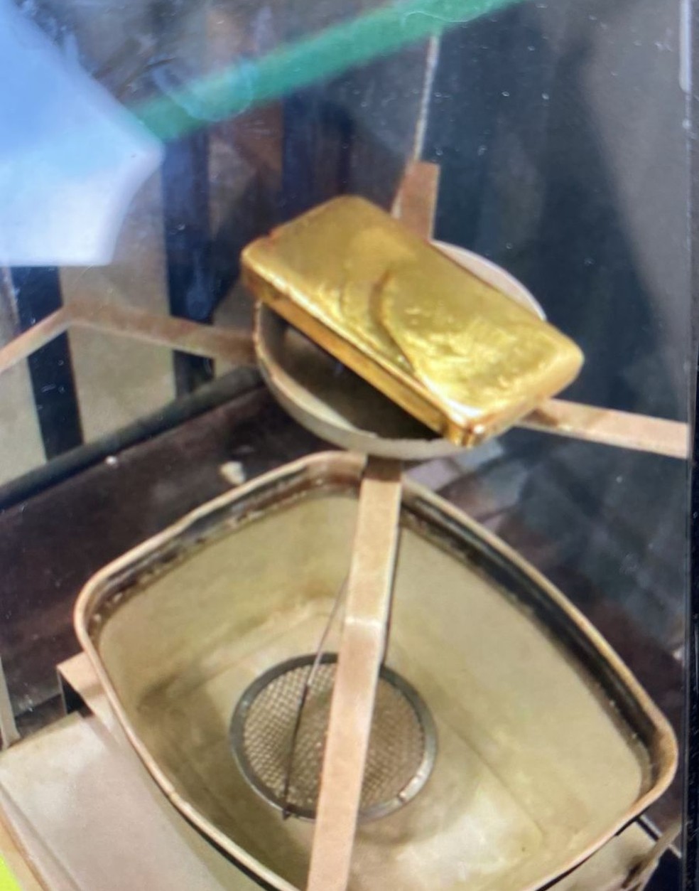 Barra de ouro feita com minério ilegal — Foto: PF/Divulgação