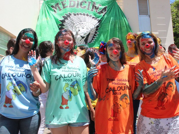 Jovens têm o rosto e unha pintados durante evento em faculdade de Campos, RJ (Foto: Wellington Cordeiro/FMC)