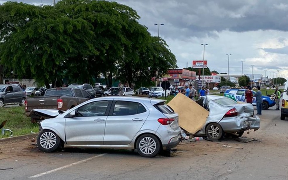 Acidente entre carros deixa mortos na GO-040, em Aparecida de Goiânia — Foto: Honório Jacometto/TV Anhanguera 