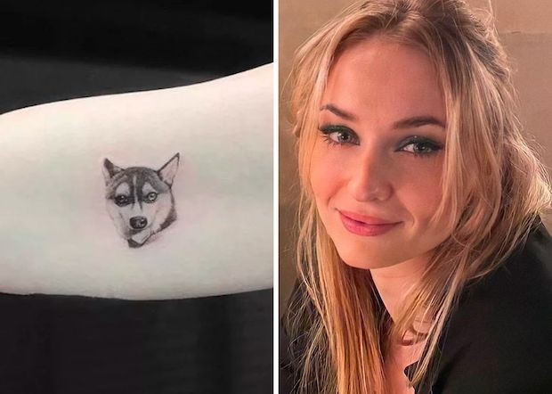 Tatuagem de Sophi Turner, em seu braço direito, em homenagem ao seu cão que foi atropelado (Foto: Twitter/ @odairannies/ Reprodução | Instagram/ @sophieturner/ Reprodução)