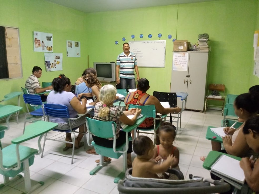 Professor Marcel ministra aula do Aprendendo Mais, no Planalto — Foto: Cedida