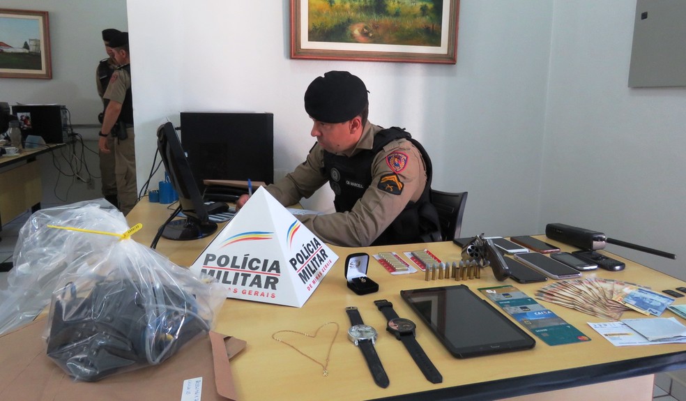 Gaeco de Patos de Minas e PM apreenderam celulares, relógios, dinheiro e cartão de crédito na Operação 'Nêmesis' — Foto: Polícia Militar/Divulgação