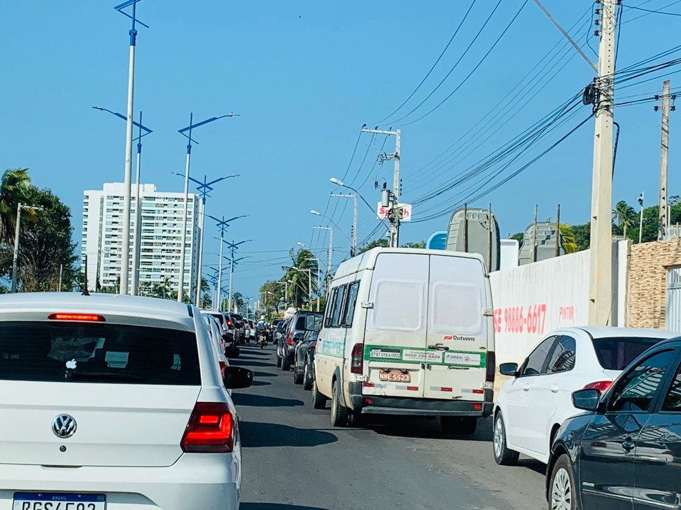 Protesto deixou o trânsito lento na AL-101 Norte em Guaxuma, Maceió — Foto: Vivi Leão/g1