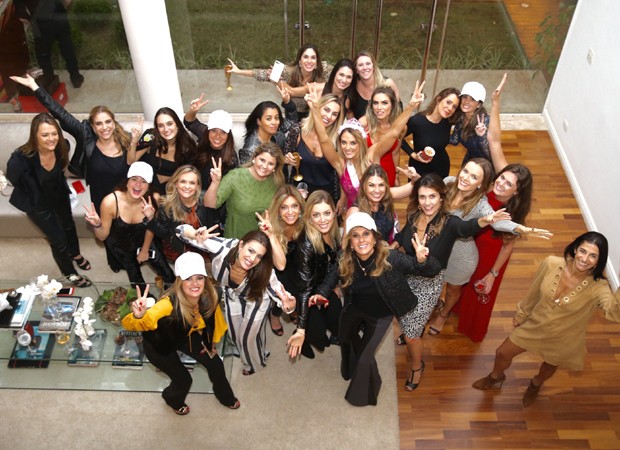 Ticiane Pinheiro entre as convidadas da festa (Foto: Manuela Scarpa/Brazil News)
