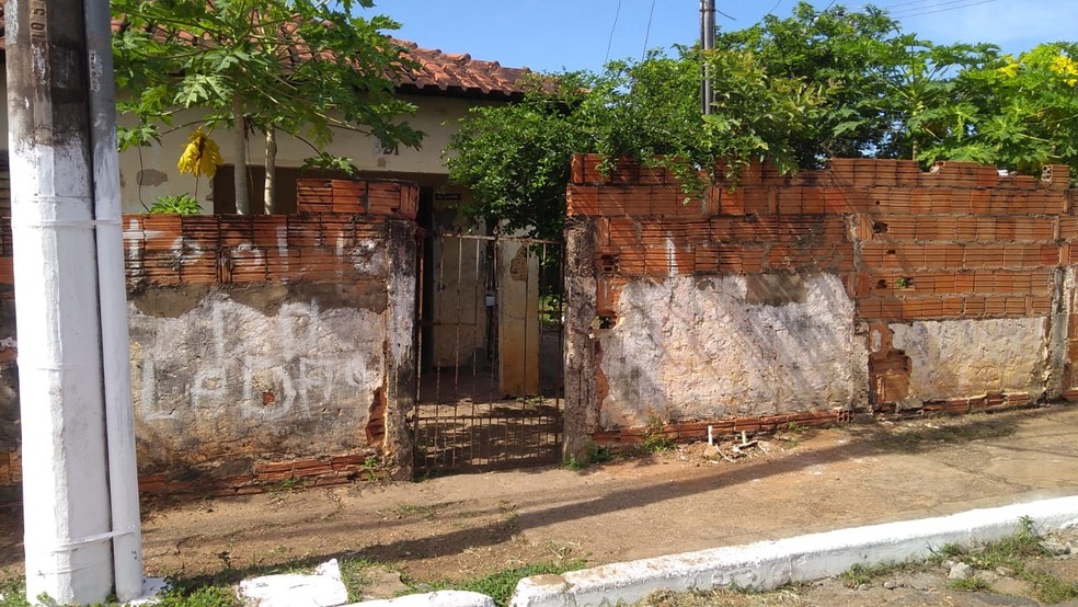 Crime ocorreu pouco depois da meia-noite em uma casa abandonada na Rua Mário Mota, no Centro de Várzea Grande — Foto: Leandro Trindade/TV Centro América