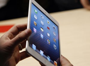 iPad mini tem tela de 7,9 polegadas (Foto: Robert Galbraith/Reuters)