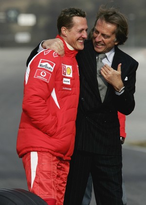 Michael Schumacher e Luca di Montezemolo em foto de 2006, último ano do alemão na escuderia (Foto: Getty Images)