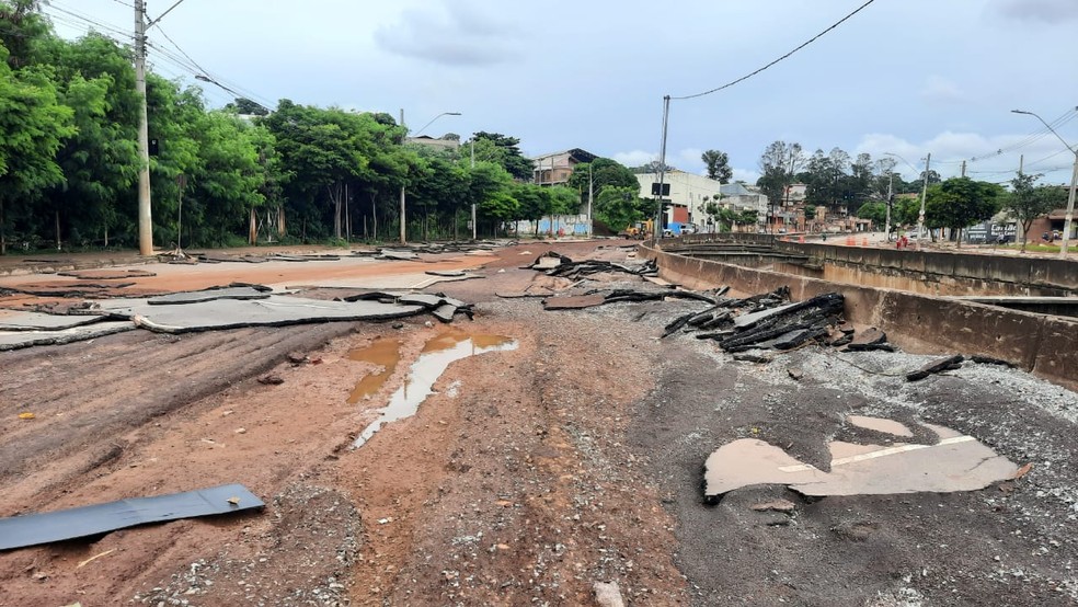 BH, 16/01: Avenida Tereza Cristina amanheceu destruída neste sábado— Foto: Lucas Franco/TV Globo 