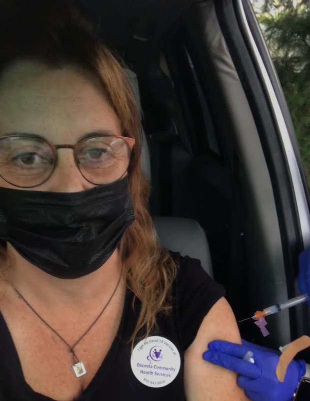 Carolina Spessotto toma vacina nos EUA (Foto: Luciana Barranco (da Flórida, nos EUA))