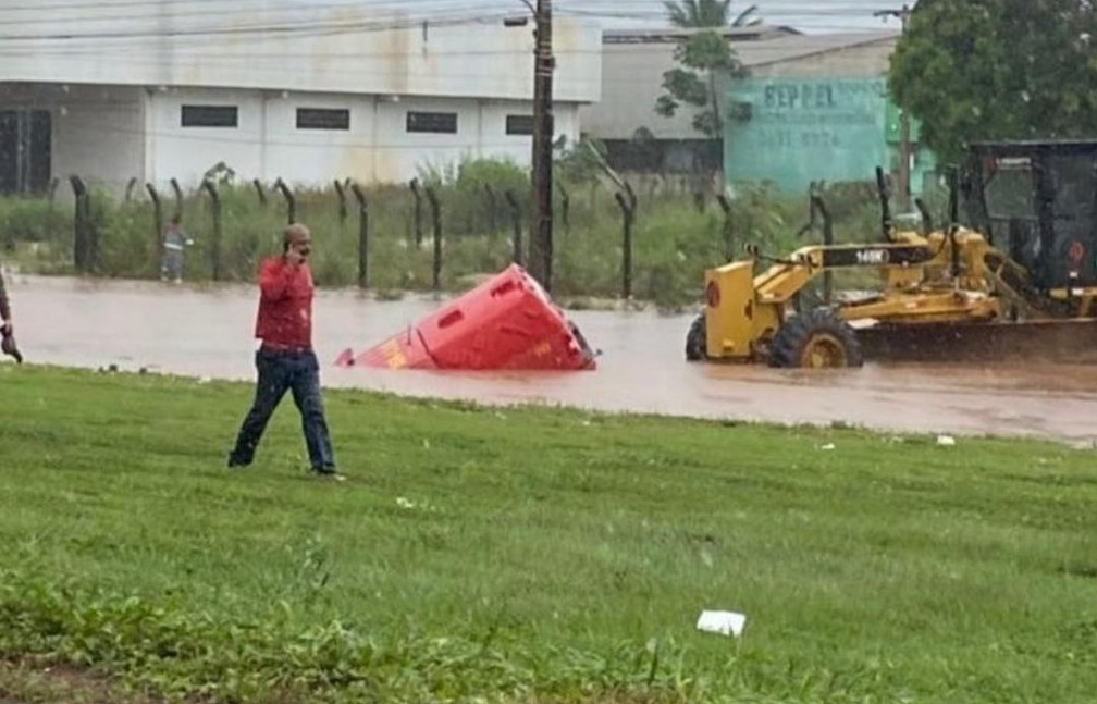 Ruas se transformaram em rios durante chuvas fortes — Foto: Arquivo pessoal
