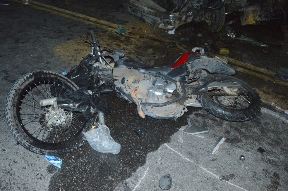 Motociclista sobreviveu e foi levado a hospital — Foto: Site Bahia Extremo Sul
