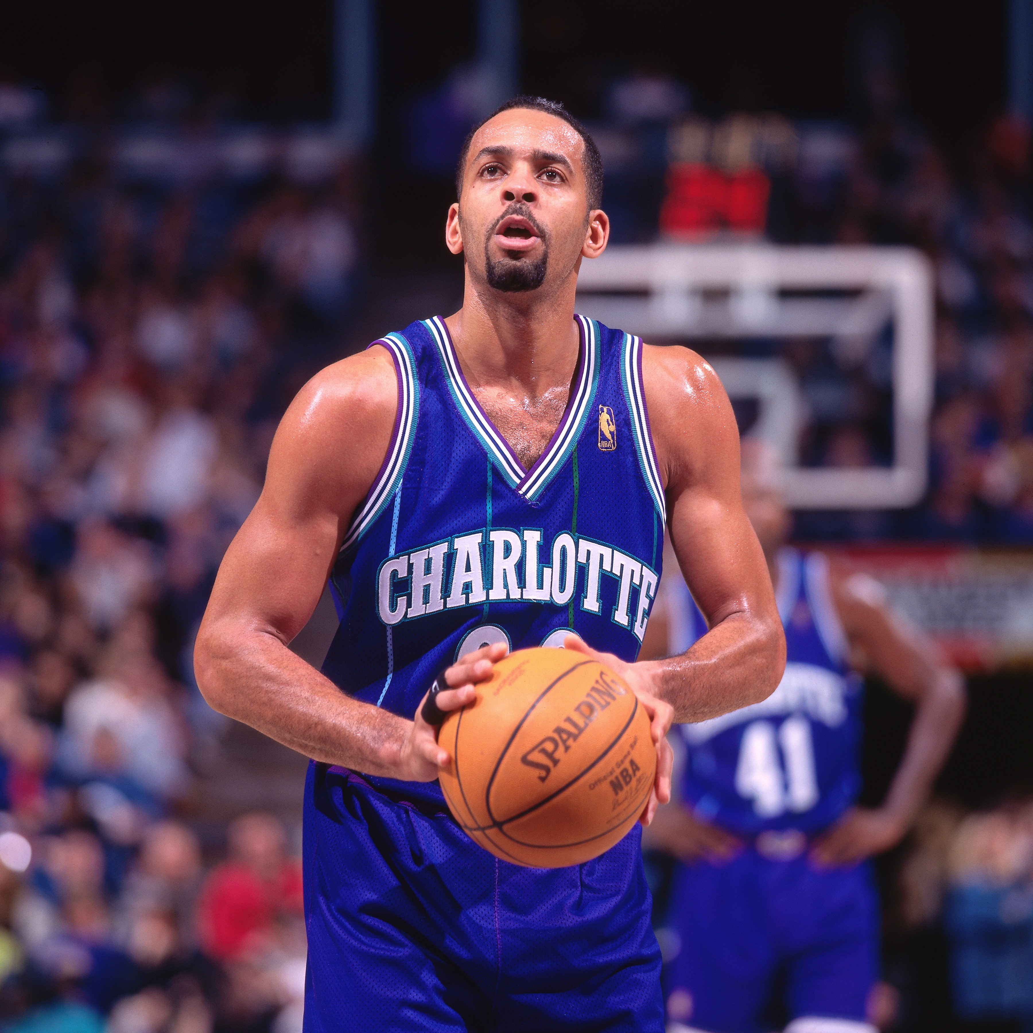 Dell Curry em ação pelo Charlotte Hornets, contra o Sacramento Kings, em partida em janeiro de 1997 (Foto: Getty Images)