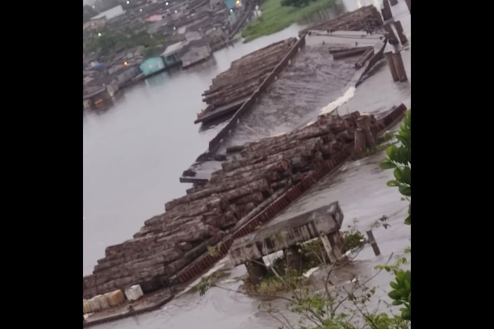 

Balsa que transportava madeira tomba após bater em ponte inacabada no sul do Amapá
