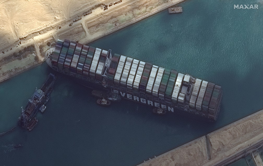 Visão de satélite do navio Ever Given encalhado no Canal de Suez, no Egito, no dia 26 de março. — Foto: Maxar Technologies/Handout via Reuters