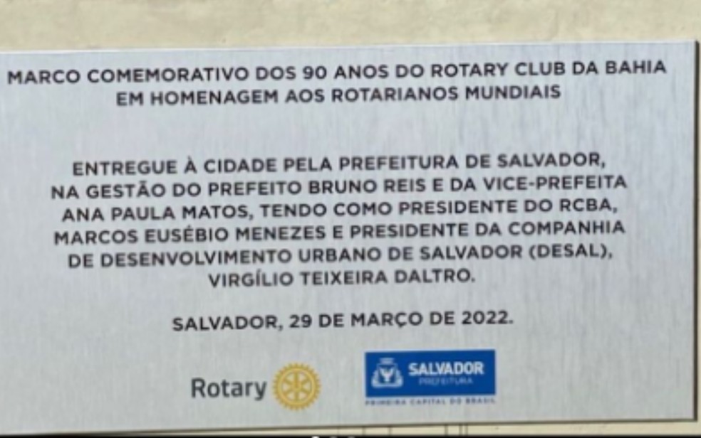 Texto que fica na base do monumento instalado no bairro. — Foto: Redes sociais