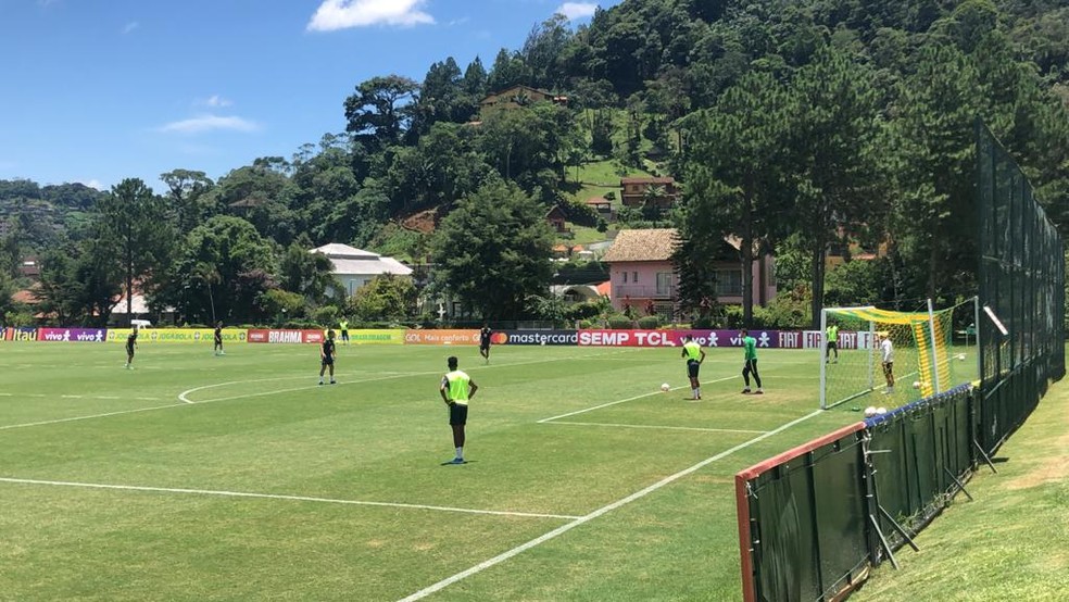 Bruno Guimarães próximo de Cleiton, na saída de bola, com um zagueiro aberto de cada lado — Foto: Raphael Zarko