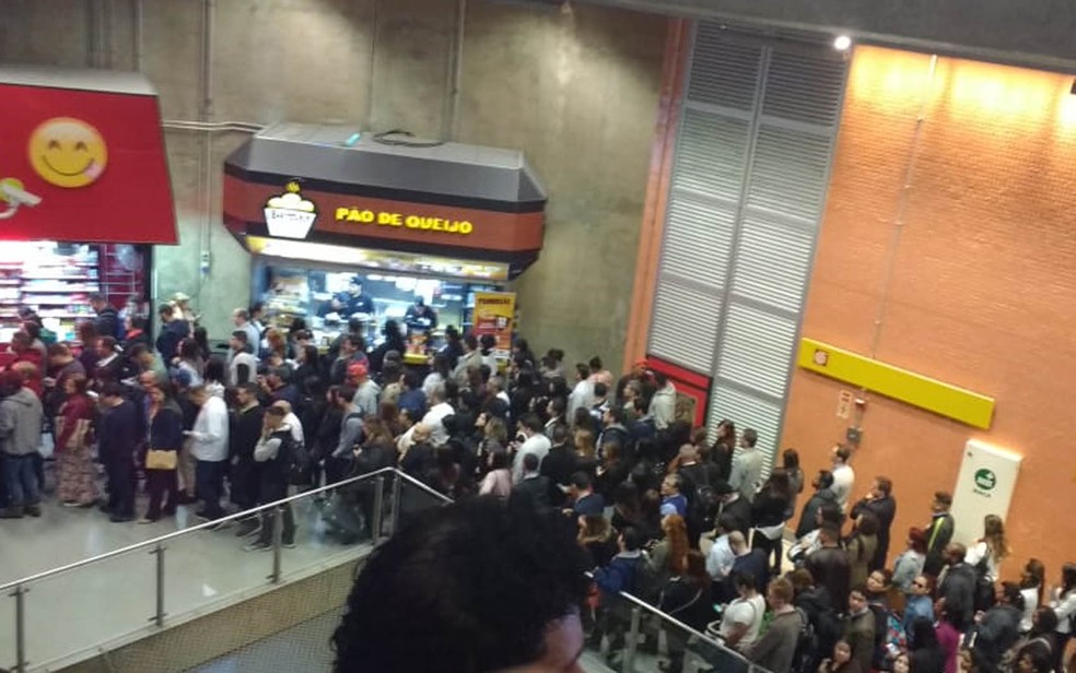 Filas na estação Pinheiros do Metrô após pane na Linha 4-Amarela (Foto: Tahiane Stochero/G1)
