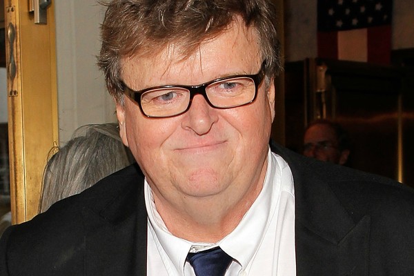 O segurança do documentarista Michael Moore foi preso em 2005 por portar arma de fogo sem autorização. Detalhe: Moore é ferrenho ativista contra o porte de armas desse tipo por civis. (Foto: Getty Images)
