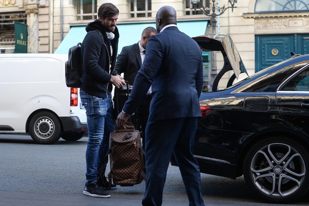 Alisson na chegada à concentração (Foto: Pedro Martins/Mowa Press)