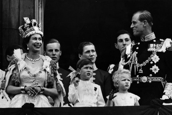 Queen Elizabeth II on the balcony of Buckingham Palace after her Coronation ceremony with (left to right); Prince Charles, Princess Anne and The Prince Philip, Duke of Edinburgh.   (Photo by Fox Photos/Getty Images) (Foto: Getty Images)