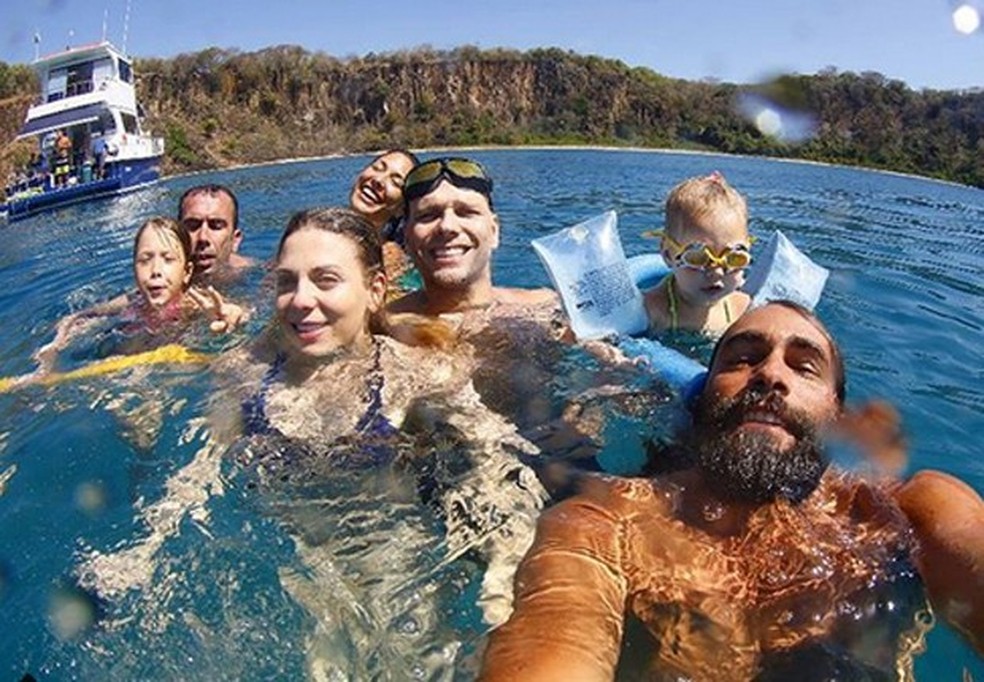 Sheila e Xuxa com amigos na Pria do Sancho  (Foto: Divulgação )