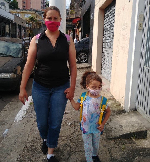 Fernanda decidiu levar a filha Alice, de 5 anos, para a escola, mas logo teve que voltar a deixá-la em casa após a professora testar positivo (Foto: Arquivo Pessoal)