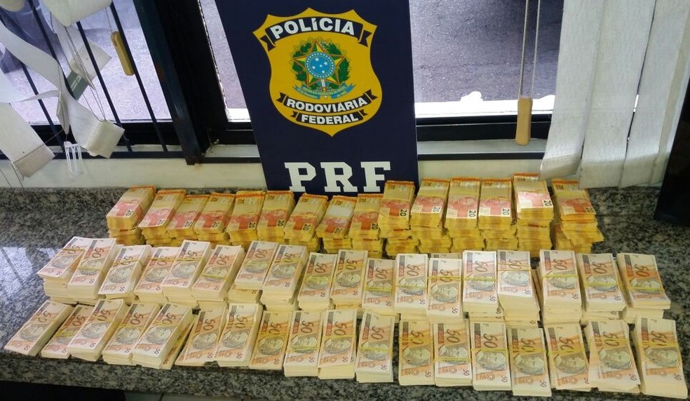 PRF apreende quase R$ 800 mil em notas falsas (Foto: Divulgação/PRF)