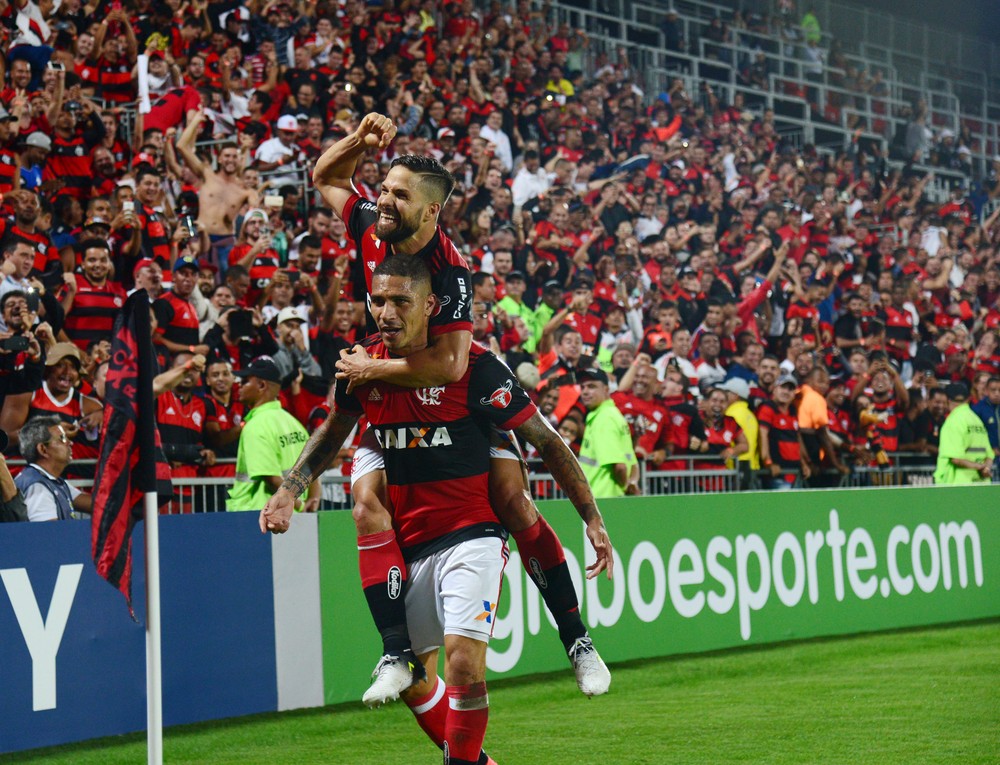 Festa na Ilha: Guerrero faz três, Diego dois, e Flamengo atropela a Chape