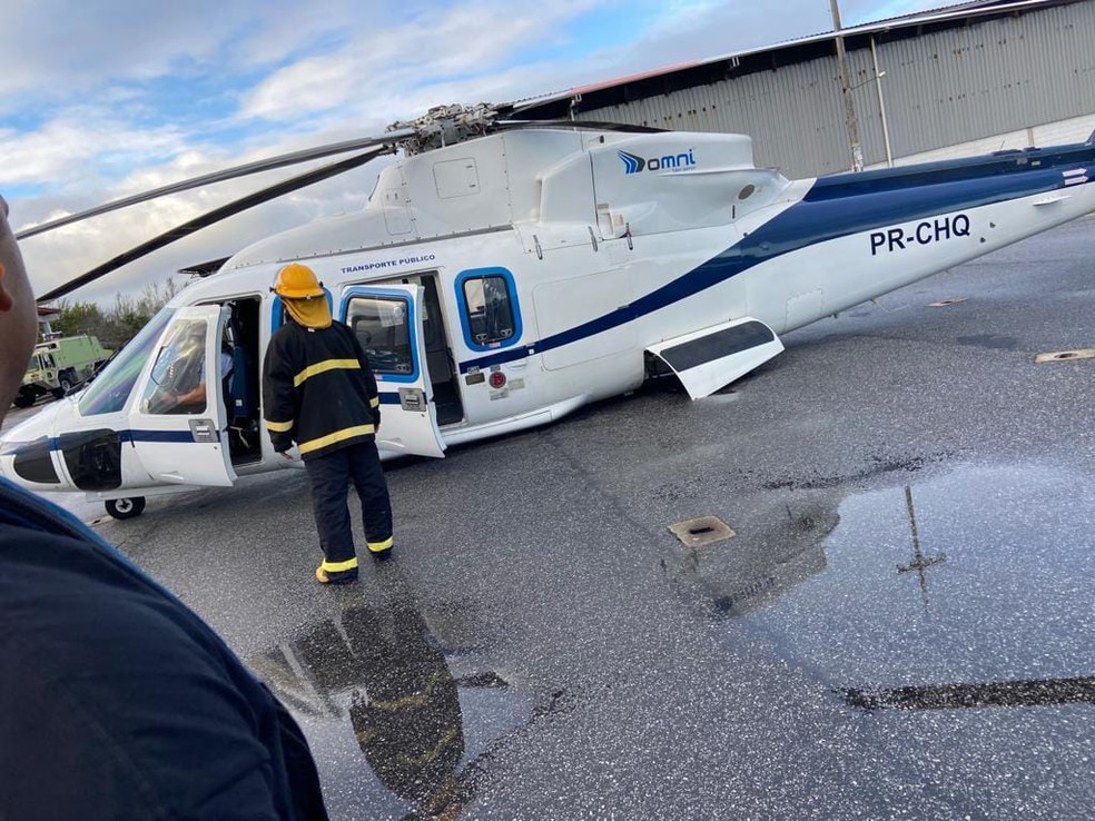 Helicóptero que faz o transporte para a Bacia de Campos teve falha hidráulica no aeroporto de Cabo Frio, no RJ — Foto: Divulgação/Sindipetro-NF