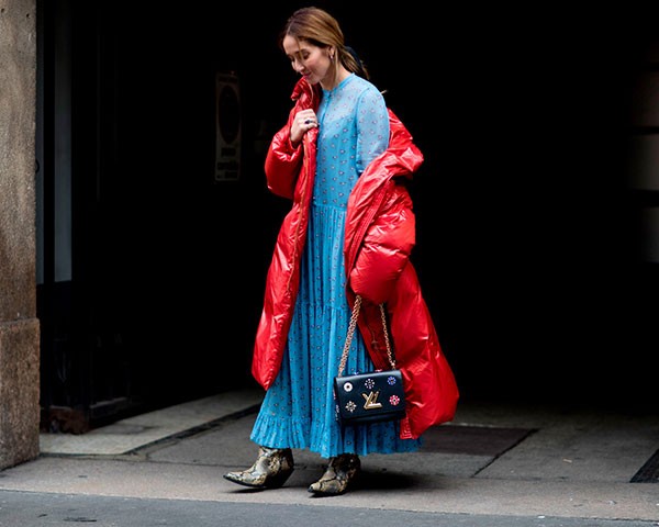 Os looks maximalistas são um destaque na moda de rua (Foto: Imaxtree)