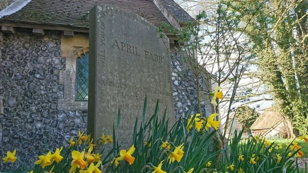Um memorial para April foi construído em frente à igreja que ela frequentava — Foto: BBC