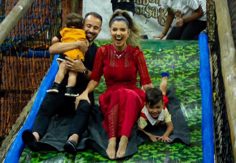 Éverton Ribeiro se diverte em tobogã com a mulher, Marilia Nery, com os filhos, Antônio, de 1 ano, e Augusto, de 3 (Foto: Gisele Muller)