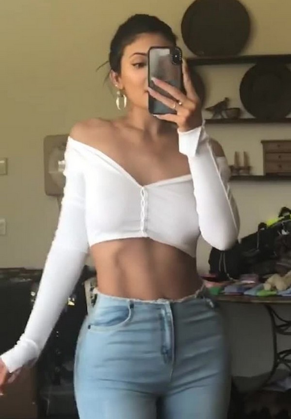A socialite Kylie Jenner mostrando seu jeans apertadíssimo nas redes sociais (Foto: Instagram)