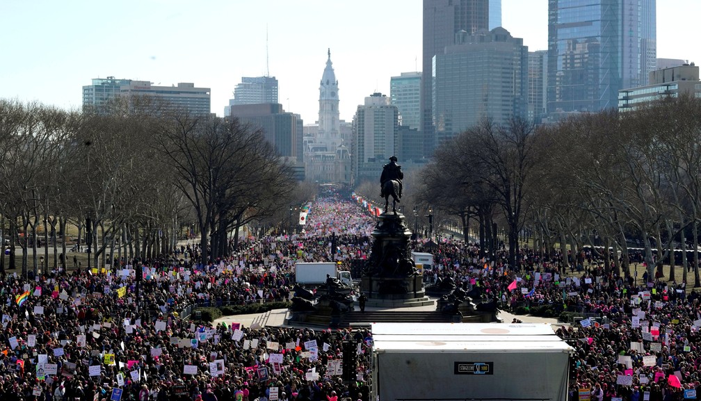 Marcha das Mulheres reúne manifestantes em Filadélfia (Foto: Jessica Kourkounis/Reuters)
