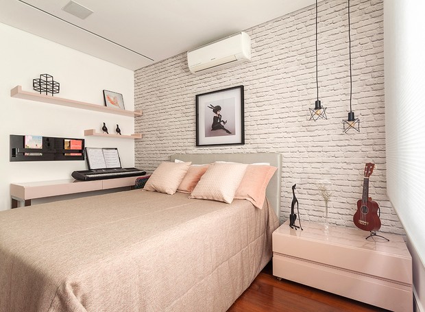 O tom de rosa mais seco dá delicadez ao décor sem infantilizar o quarto da adolescente. (Foto: Daniel Mansur e Henrique Queiroga/ Divulgação)