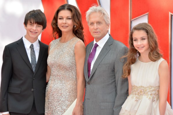Catherine Zeta-Jones e Michael Douglas com os filhos, Dylan e Carys (Foto: Getty Images)