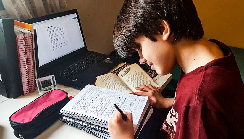 Aluno estudando em casa (Foto: Secretaria da Educação do Município de São Paulo)